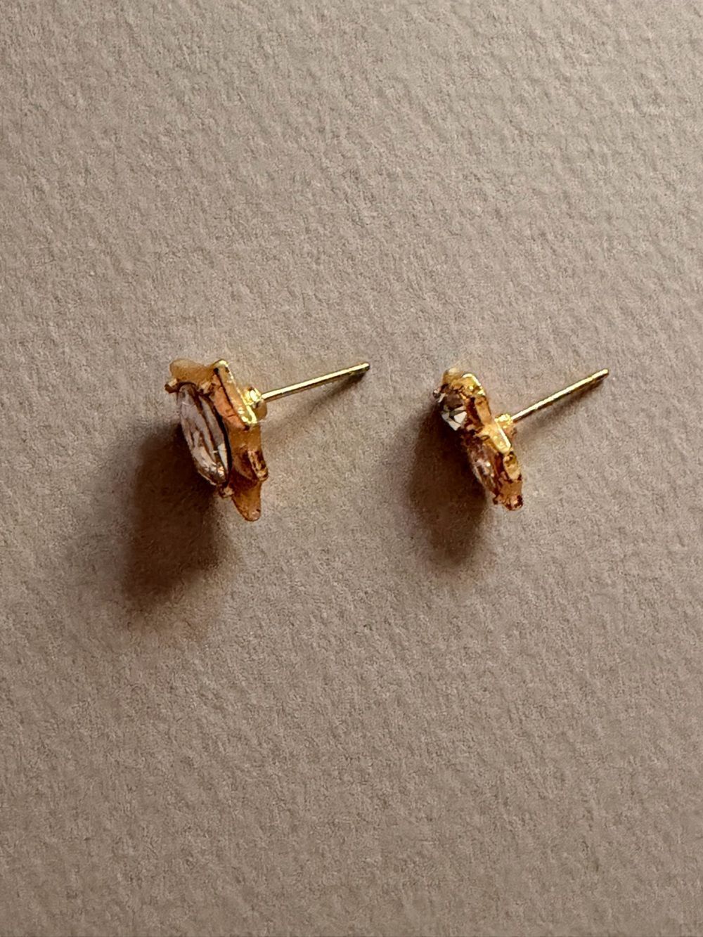Gold minimalist Stud Earrings A2151 - Picture 7 of 7